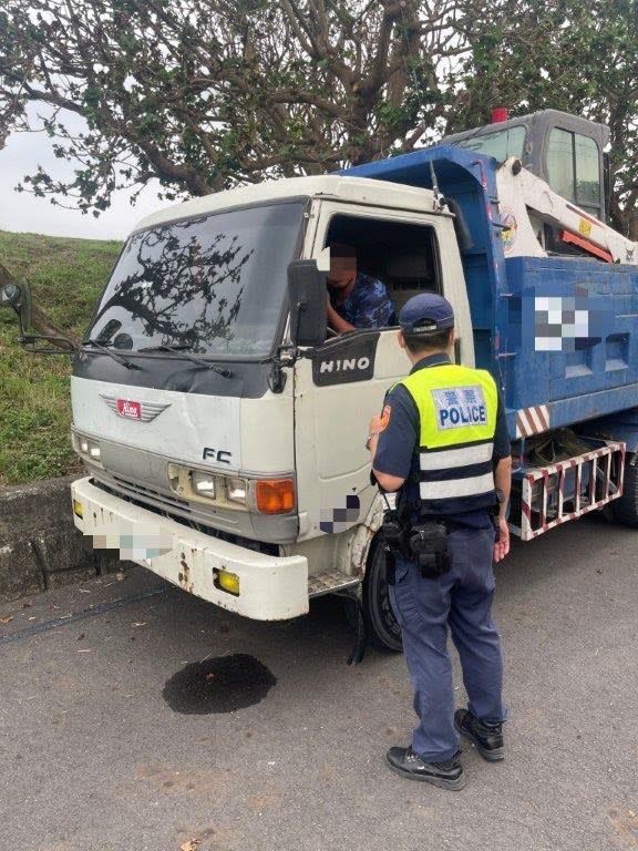 林姓男子駕駛自小貨車外出企圖輕生，所幸東港警分局員警動員在短時間內尋獲林男，阻止一場憾事發生。（記者鄭伯勝翻攝）