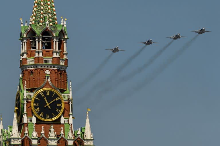 Unos aviones rusos Su-24 sobrevuelan la plaza Roja y el Kremlin durante un ensayo del desfile de la victoria en la Segunda Guerra Mundial, el 20 de junio del año 2020 en Moscú (Dimitar Dilkoff)