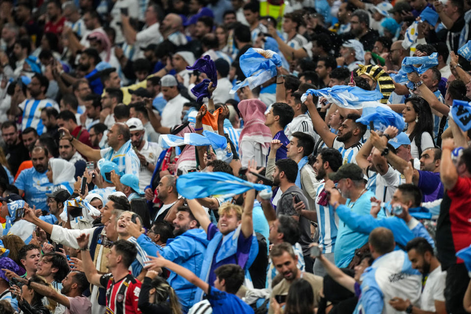 La afición argentina celebra su clasificación a las semifinales del Mundial.  Foto: Ayman Aref/NurPhoto a través de Getty Images