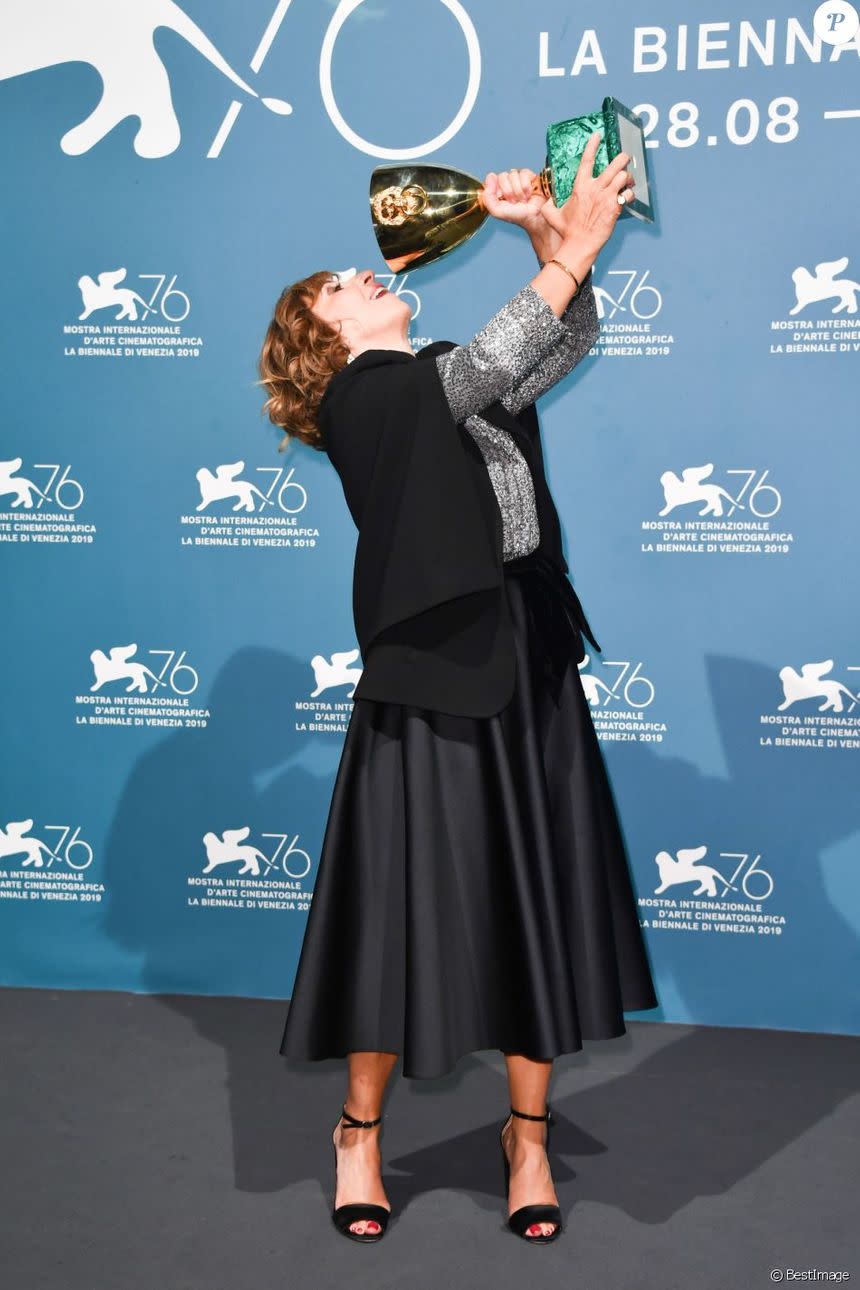 艾絲柯莉德憑藉《當愛再來的時候》榮獲威尼斯影后大獎，喜出望外擺出俏皮姿勢。