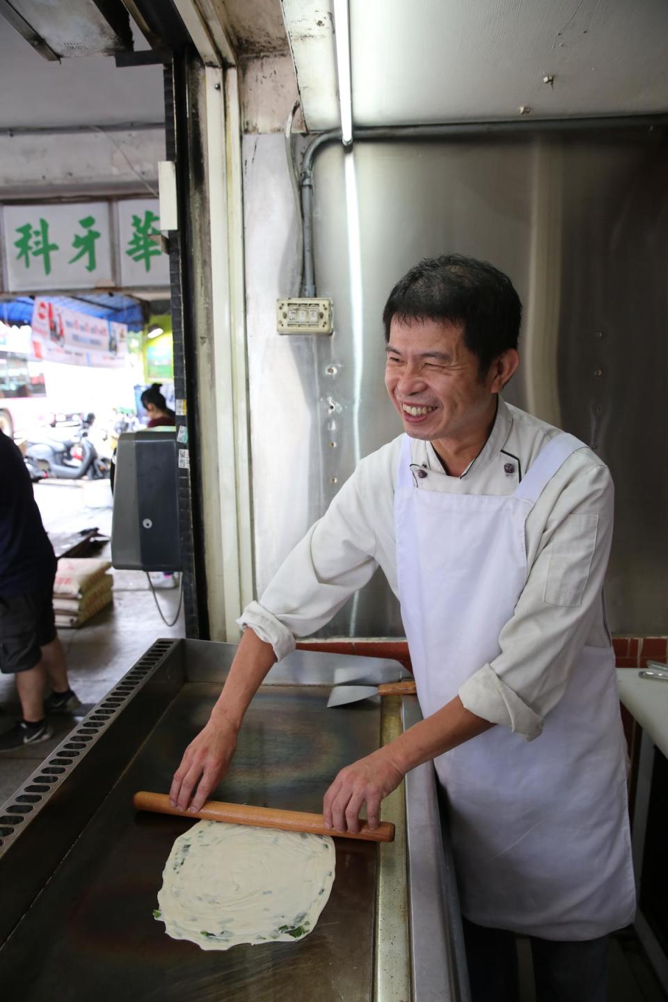 「蔥餅捲肉」系列都是在點餐後才在煎台上現場撖麵。