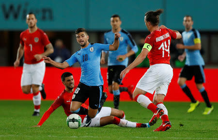 El austríaco Julian Baumgartlinger disputa el balón con el uruguayo Giorgian de Arrascaeta en el amistoso disputado en el Ernst-Happel-Stadion en Viena, Austria, 14 de noviembre de 2017. REUTERS/Leonhard Foeger