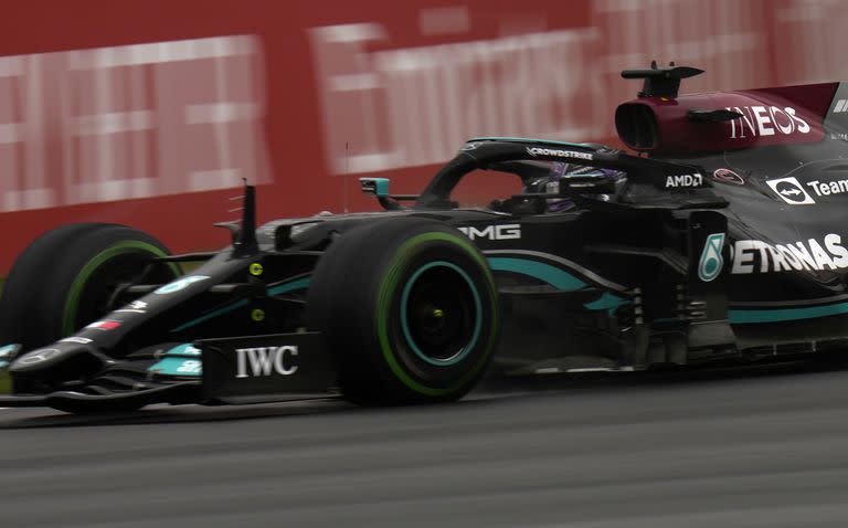 Lewis Hamilton vuela en su Mercedes en el Gran Premio de Fórmula Uno de Turquía 