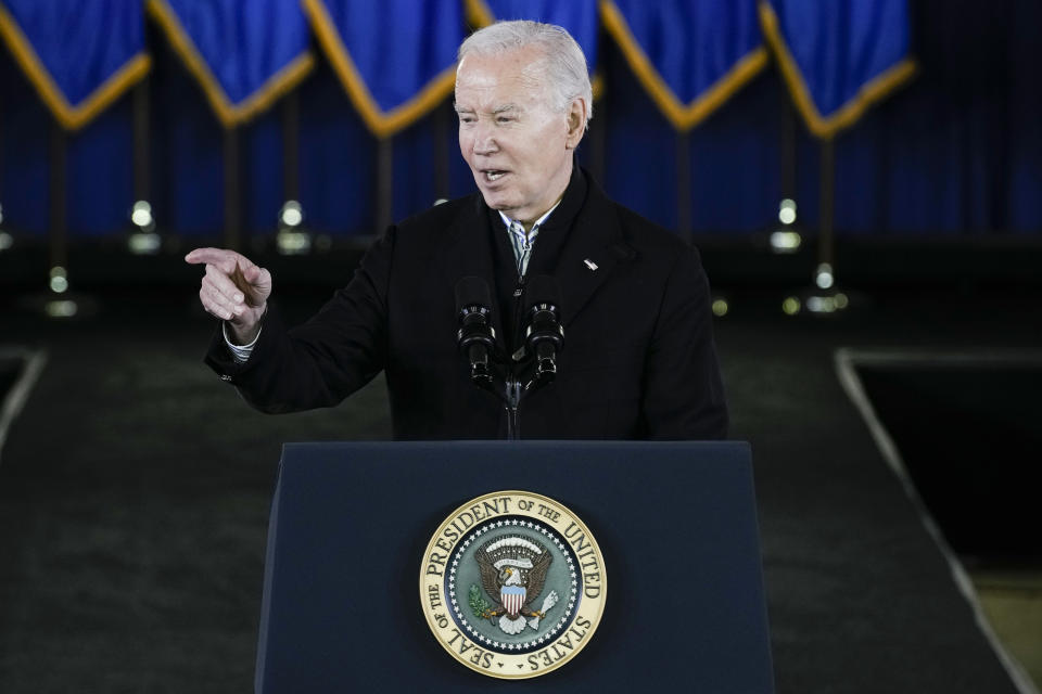 El presidente Joe Biden habla en la Cámara de Comercio Negra de Wisconsin, el miércoles 20 de diciembre de 2023, en Milwaukee. (AP Foto/Morry Gash)