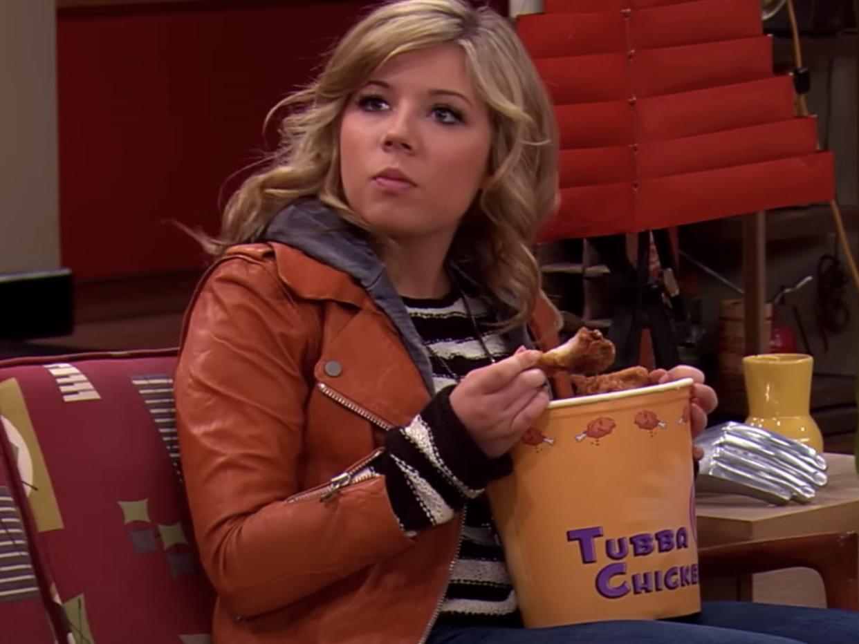 Jennette McCurdy as Sam on "iCarly," holding a bucket of fried chicken.