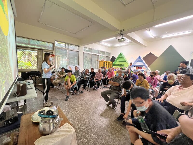 樟湖國中小研究「三腳狗」  促成多方會談 雲林縣古坑鄉樟湖國中小學生發現校園附近有許多 「三腳狗」，經專題研究研判為捕獸陷阱所害。校方 21日與相關單位辦宣導會，針對相關議題與農民對 談，林務署南投分署也提供20組改良式獵具免費換 取，盼別再有動物誤觸陷阱受傷。 （學校提供）  中央社記者姜宜菁傳真  113年5月21日 