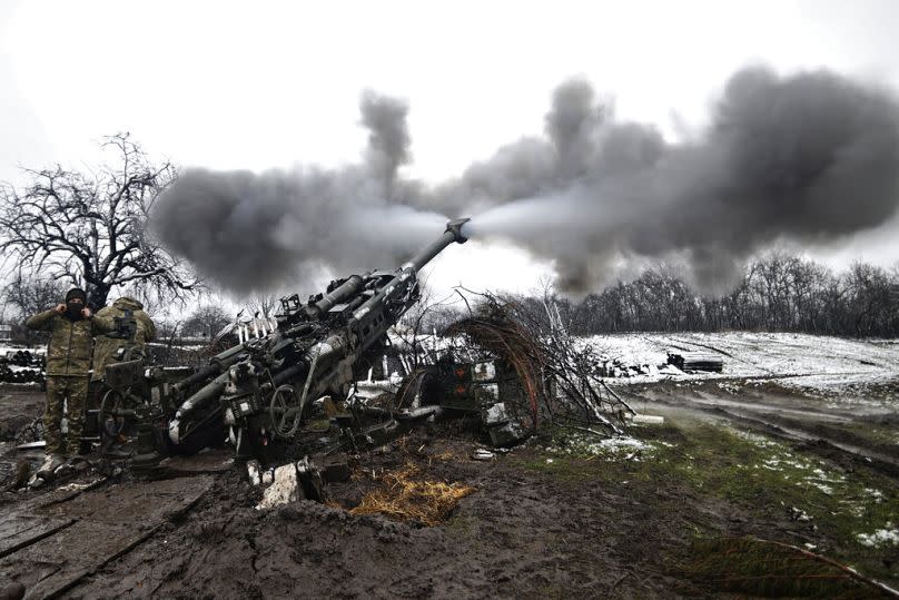 Militares ucranianos disparan hacia posiciones rusas en la primera línea en un lugar no revelado en la región de Donetsk, Ucrania, el 23 de noviembre de 2022.