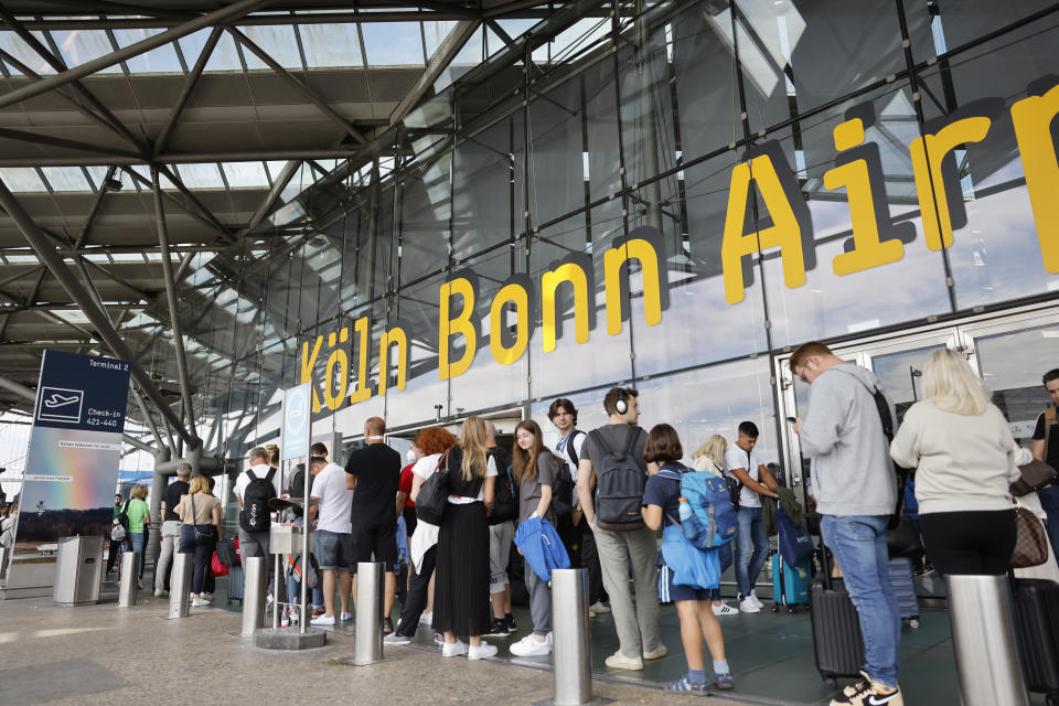 Lange Schlangen am Flughafen Köln/Bonn am dritten Ferienwochenende des Chaos-Sommer 2022.  - Copyright: picture alliance/dpa | Thomas Banneyer