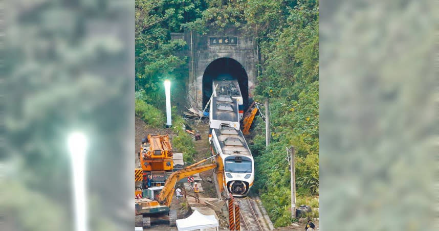 110年4月2日，第408次太魯閣號列車在行經清水隧道前，因撞擊滑落邊坡侵入路線的工程車造成出軌，釀49人罹難和300多人輕重傷。（圖／報系資料照）