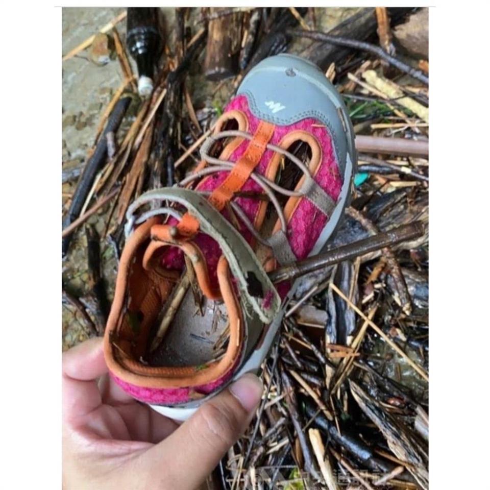 搜救人員找到失聯女童的登山鞋。(取自侯友宜臉書)