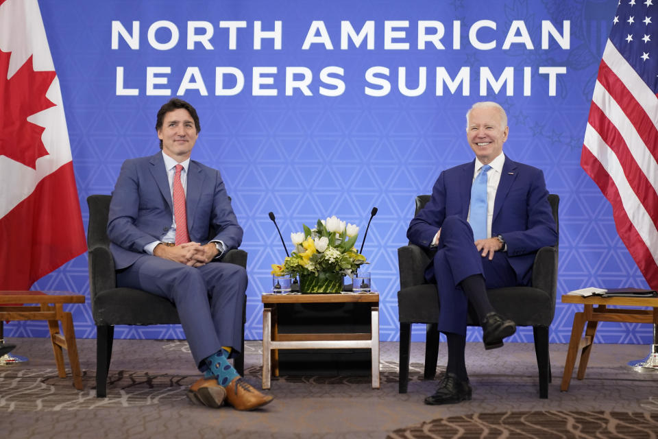 El presidente Jode Biden se reúne con el primer ministro canadiense Justin Trudeau en el hotel Presidente Intercontinental, de la Ciudad de México, el martes 10 de enero de 2023. (AP Foto/Andrew Harnik)