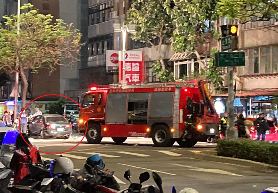 簡姓男子駕駛轎車一路狂飆，當場撞上過斑馬線的3名路人，造成1死2重傷。   圖：翻攝Gans of Tian Mu天母幫