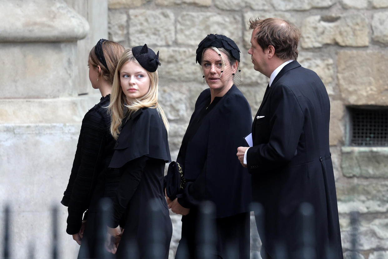 LONDRES, INGLATERRA - 19 DE SEPTIEMBRE: Laura Lopes, Tom Parker Bowles y su familia llegan a la Abadía de Westminster antes del funeral de Estado de la Reina Isabel II el 19 de septiembre de 2022 en Londres, Inglaterra.  (Photo by Chris Jackson/Getty Images)