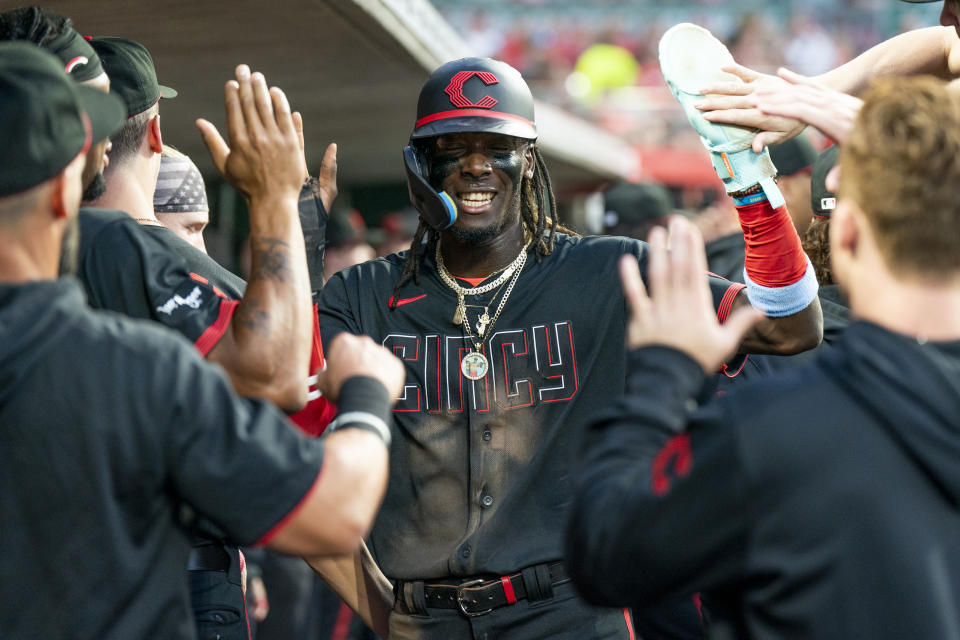 CINCINNATI, OHIO – 22. SEPTEMBER: Elly De La Cruz #44 der Cincinnati Reds High Five Teamkollegen nach einem Lauf während eines Spiels gegen die Pittsburgh Pirates im Great American Ball Park am 22. September 2023 in Cincinnati, Ohio.  (Foto von Emilee Chinn/Cincinnati Reds/Getty Images)