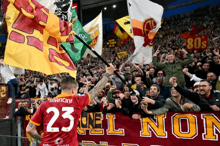 Gianluca Mancini celebra con los hinchas la victoria de la Roma sobre la Lazio en la Serie A gracias a un gol suyo. En Roma, el 6 de abril de 2024 (Alberto PIZZOLI)