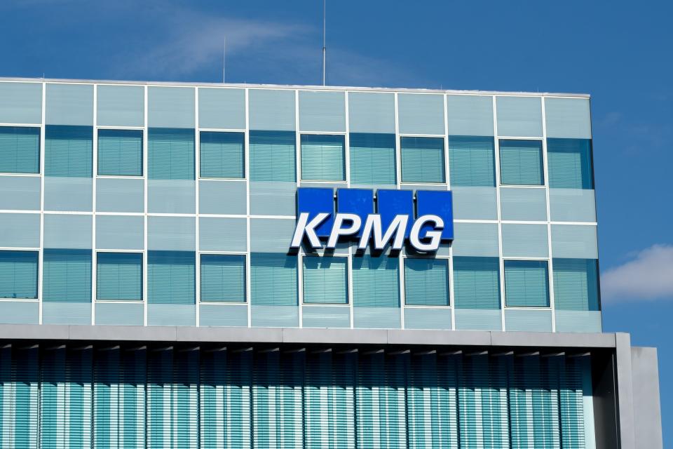 Das Akronym KPMG geht auf die Namen der Gründer zurück. - Copyright: Cineberg / Shutterstock.com