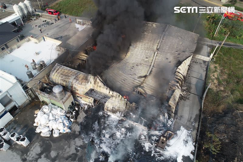 彰化塑膠工廠發生大火，整個鐵皮屋廠房大面積燒毀。（圖／翻攝畫面）