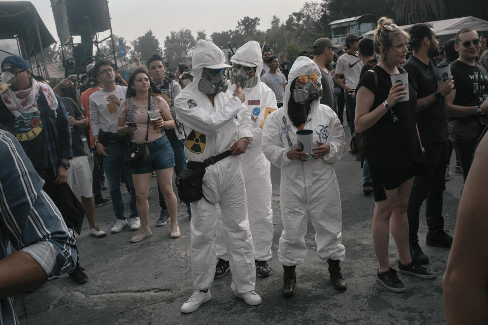 Asistentes con mascarillas en el festival de música Vive Latino en Ciudad de México, el 14 de marzo de 2020. (Luis Antonio Rojas/The New York Times)