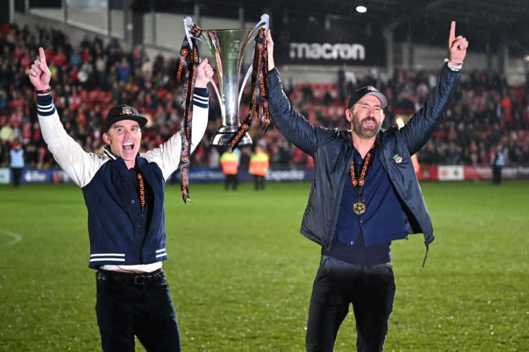 US actors Rob McElhenney (left) and Ryan Reynolds (right) celebrate Wrexham's National League triumph (Oli SCARFF)