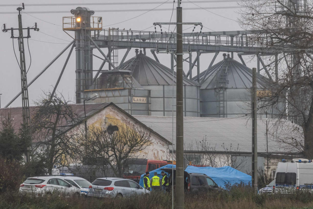 Le 16 novembre 2022, la police enquête sur le site où un tir de missile a tué deux hommes dans le village de Przewodow, dans l’est de la Pologne, près de la frontière avec l’Ukraine ravagée par la guerre, alors que la Pologne a déclaré qu’il n’y avait pas de preuves claires de l’identité du lanceur du missile. - La frappe s’est produite dans l’après-midi du 15 novembre 2022, alors que la Russie a lancé en Ukraine une attaque massive contre les infrastructures civiles, qui a privé d’électricité des millions de foyers. Les missiles russes ont frappé des villes à travers l’Ukraine, notamment Lviv, près de la frontière polonaise. (Photo par Wojtek RADWANSKI / AFP)