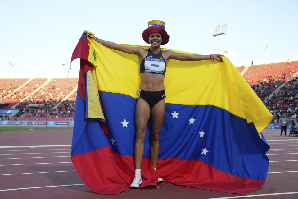 La venezolana Joselyn Brea celebra tras ganar la medalla de oro de los 5.000 metros femeninos del atletismo de los Juegos Panamericanos en Santiago, Chile, el jueves 2 de noviembre de 2023. (AP Foto/Natacha Pisarenko)