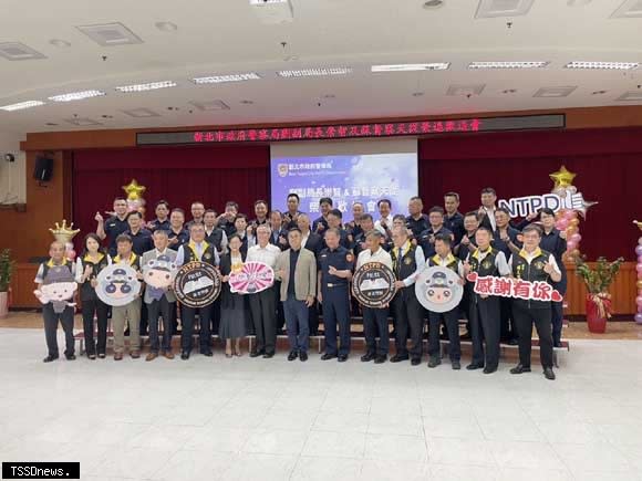 新北市警局副局長劉崇智及督察蘇天從榮退。(圖:新北市警局提供)