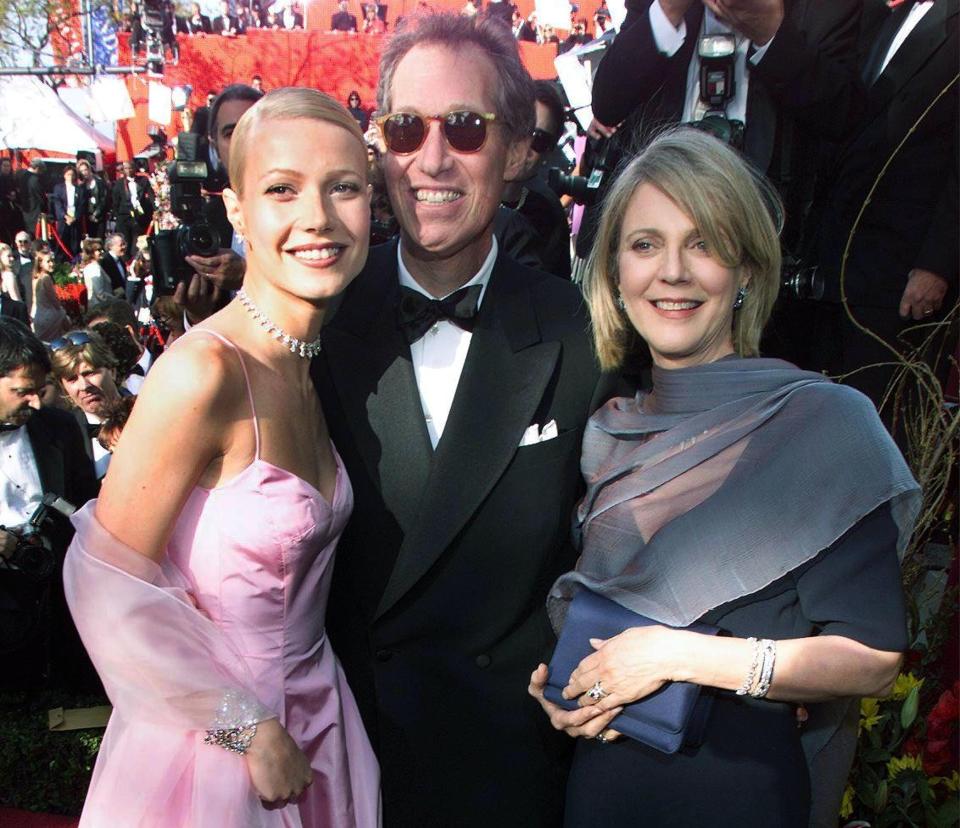 Gwyneth Paltrow mit ihrer Mutter und ihrem Vater bei der Oscar-Verleihung 1999, bei der sie den Oscar für die beste Schauspielerin gewann. - Copyright: Lucy Nicholson/AFP via Getty Images