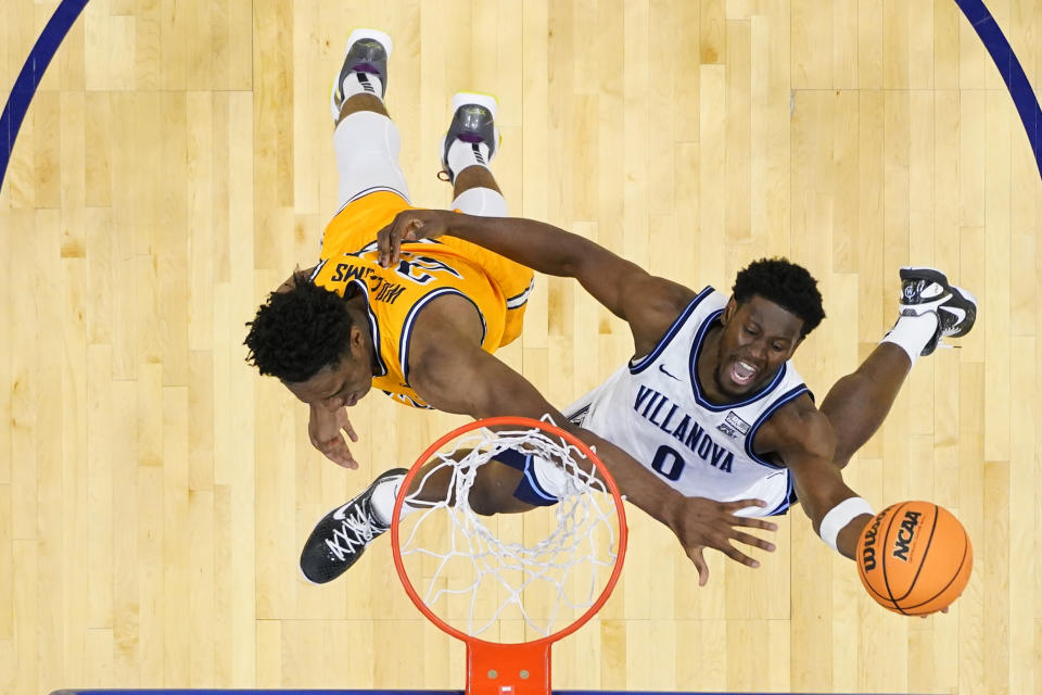 Villanova's TJ Bamba, right, goes up for a shot against Drexel's Amari Williams during the second half of an NCAA college basketball game, Saturday, Dec. 2, 2023, in Philadelphia. (AP Photo/Matt Rourke)