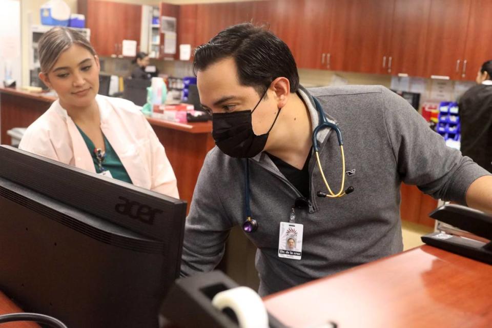 El doctor pediatra Rodrigo De la Cruz en la clínica Altura Centers for Healths en el oeste de Tulare el 7 de septiembre del 2023./ Pediatrician Dr. Rodrigo De la Cruz at the Altura Centers for Healths clinic in west Tulare on September 7, 2023.