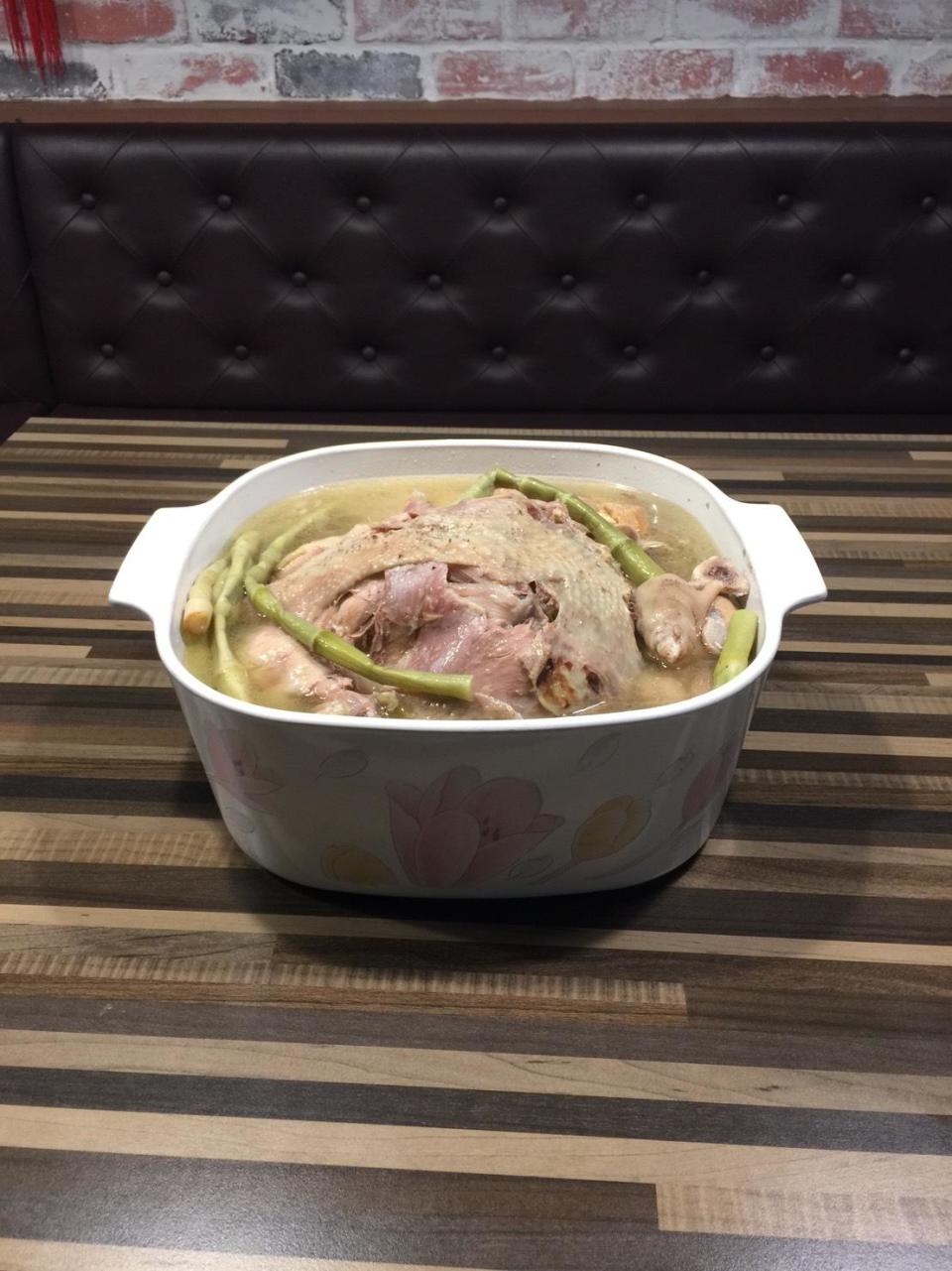 這一鍋料多實在的雞湯，也是董德齡的拿手好菜。（700元／份）