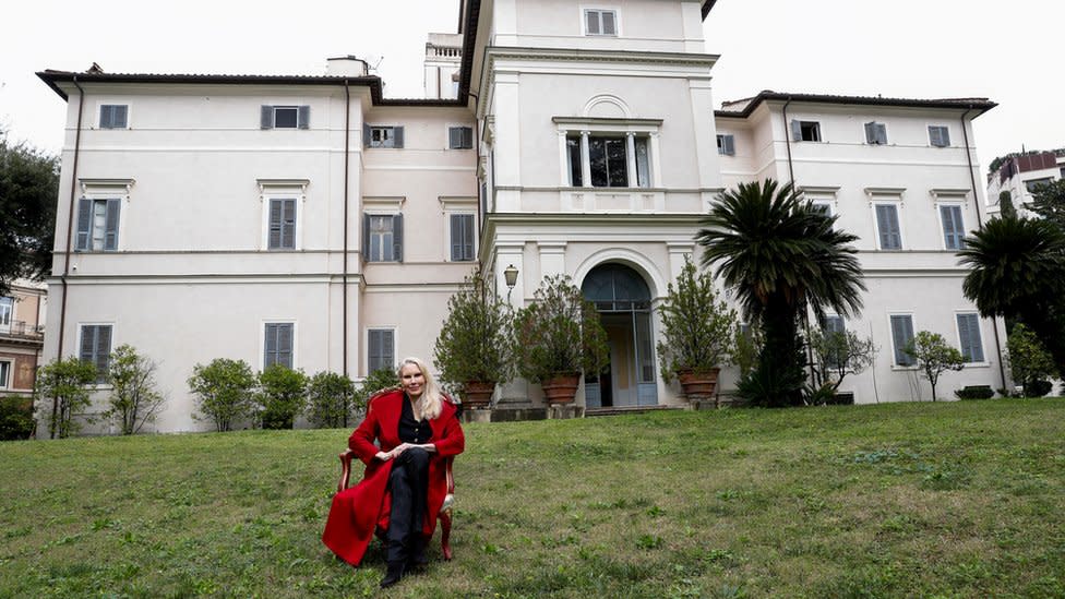 La princesa Rita Boncompagni Ludovisi posa para una fotografía afuera de Villa Aurora, un edificio que cuenta con el único mural en el techo de Caravaggio.