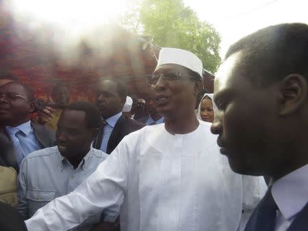 Chadian President Idriss Deby (2nd R) arrives at a polling station during the presidential election in Ndjamena, Chad, April 10, 2016. REUTERS/Moumine Ngarmbassa