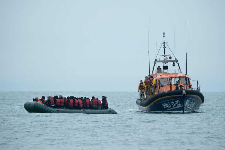 El flujo de migrantes hacia las costas británicas es incesante. Migrantes son ayudados por el bote salvavidas RNLI (Royal National Lifeboat Institution) antes de ser llevados a una playa en Dungeness, en la costa sureste de Inglaterra