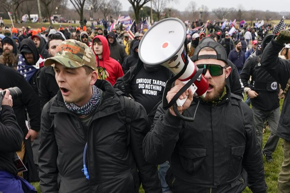 Members of the Proud Boys, along with others, march toward the U.S. Capitol on Jan. 6, 2021. <a href="https://newsroom.ap.org/detail/CapitolBreachProudBoys/9e3a1ebb87a34cc394b34446e00ab3f0/photo" rel="nofollow noopener" target="_blank" data-ylk="slk:AP Photo/Carolyn Kaster;elm:context_link;itc:0;sec:content-canvas" class="link ">AP Photo/Carolyn Kaster</a>