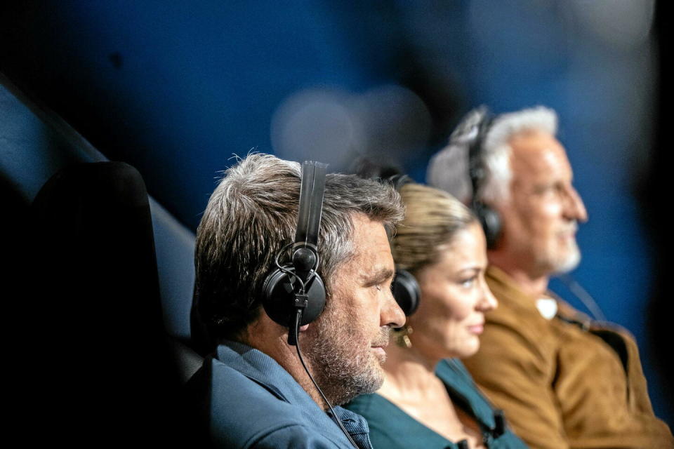 Hervé Mathoux, Laure Boulleau et David Ginola composent le jury d'Au Micro.  - Credit:©Charlotte Vignon / CANAL+