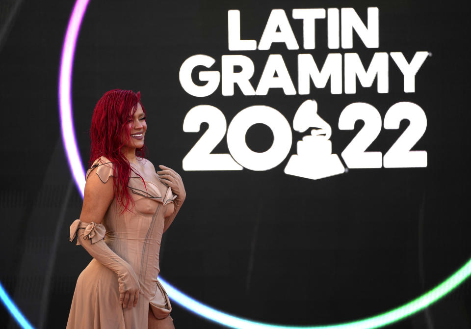 ARCHIVO Karol G llega a la 23a entrega anual del Latin Grammy en la Arena Mandalay Bay Michelob Ultra el 17 de noviembre de 2022, en Las Vegas. Karol G fue nominada al Grammy en la categoría de mejor álbum de música urbana latina. (Foto AP/John Locher)