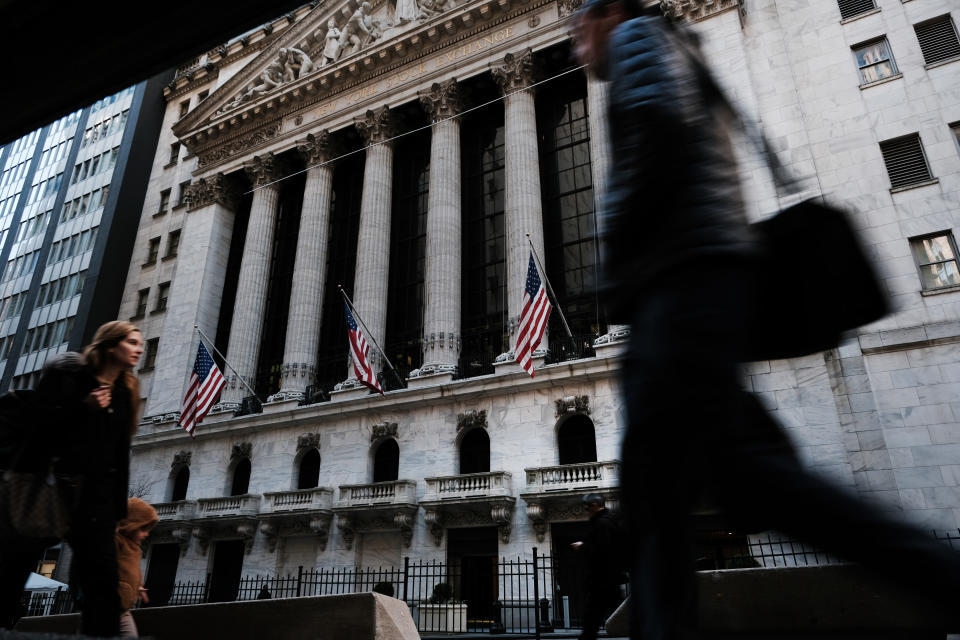 NEW YORK, NEW YORK - 14. FEBRUAR: Folk går forbi New York Stock Exchange (NYSE) den 14. februar 2023 i New York City. Dow-indekset faldt i morgenhandel efter nyheder om, at januars forbrugerprisindeks (CPI)-rapporten viste, at inflationen voksede med 6.4 % årligt, hvilket var lidt højere end forventet. (Foto af Spencer Platt/Getty Images)