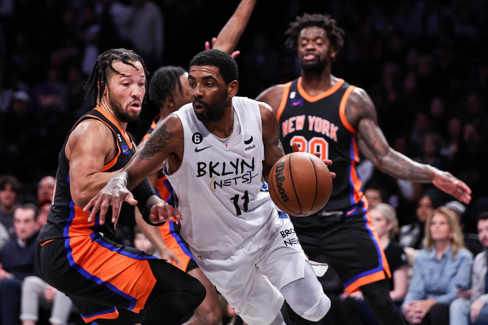 Kyrie Irving繳出32分9助攻2抄截成績，率領籃網以7分之差擺脫尼克。(Photo by Dustin Satloff/Getty Images)