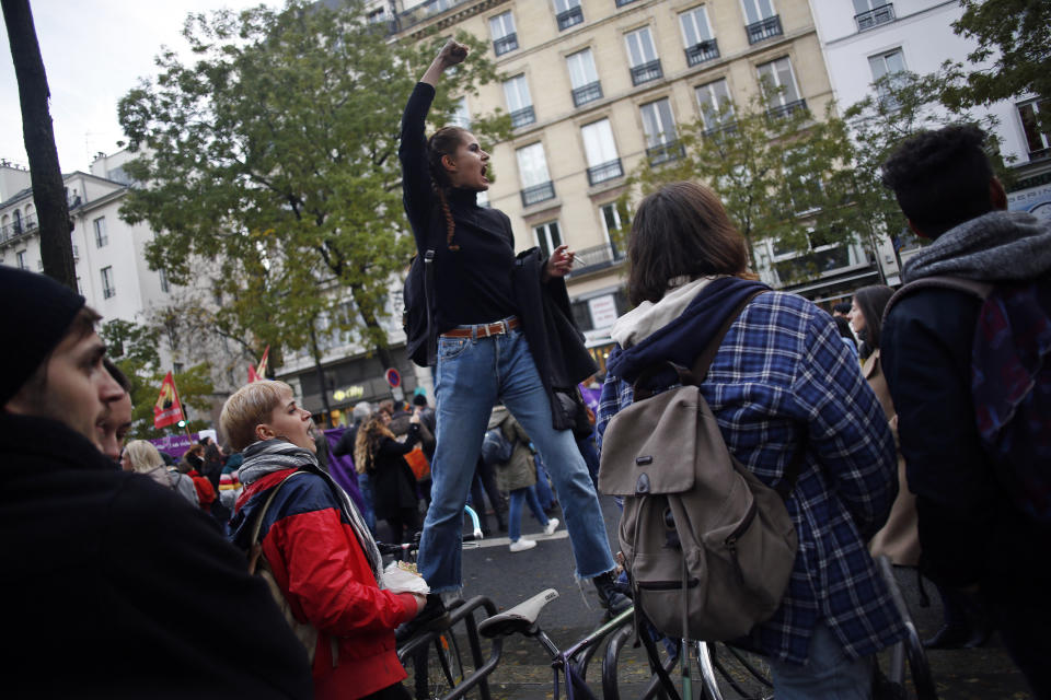 Una mujer levanta el puño durante una protesta contra la violencia doméstica, en París, el sábado 23 de noviembre de 2019. (AP Foto/Thibault Camus)