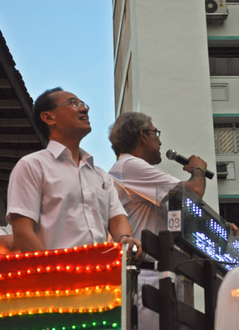 Mr George Yeo and Mr Zainul Abidin Rasheed wishing the residents well. (Yahoo! photo/Liyana Low)