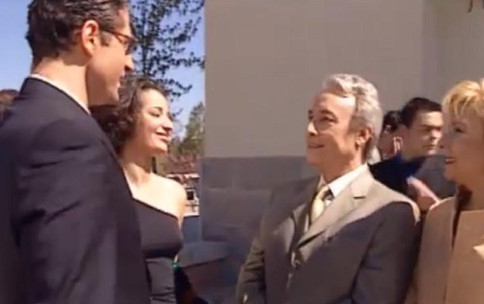 <p>De hecho, su debut no fue en ‘Compañeros’, sino un año antes en un episodio de otra mítica serie juvenil, ‘Al salir de clase’, emitida en Telecinco entre 1997 y 2002. Interpretó a una de las invitadas a la boda de los personajes de Íñigo (Mariano Alameda) y María (Carmen Morales). Aquí la puedes ver a la izquierda de la imagen. (Foto: Mediaset). </p>