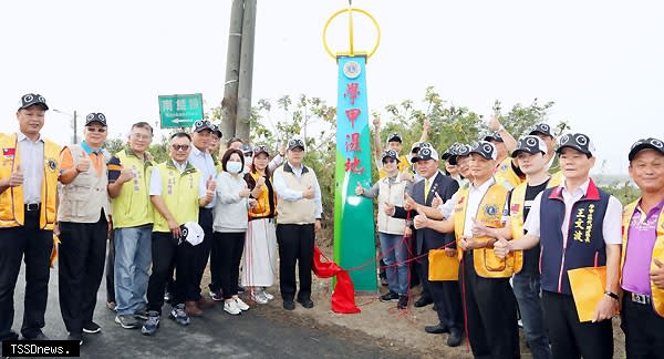 南市長賴惠員、副市長趙卿惠等聯合為學甲濕地出入口意象裝置揭牌啟用。<br /><br />（記者李嘉祥攝）