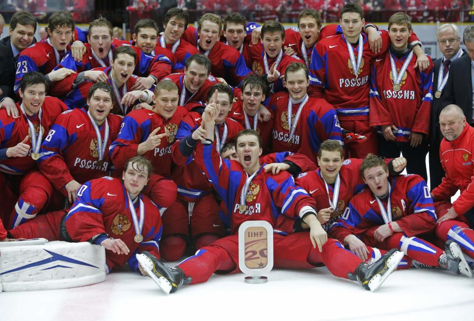 Russia's Nikita Tryamkin (C) and his teammates celebrate after defeating Canada to win the bronze medal after their IIHF World Junior Championship ice hockey game in Malmo, Sweden, January 5, 2014. REUTERS/Alexander Demianchuk (SWEDEN - Tags: SPORT ICE HOCKEY)