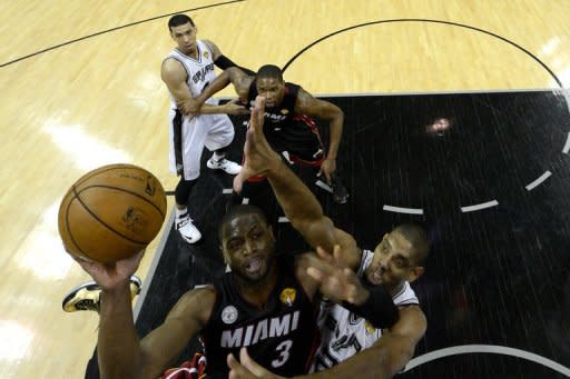 La final por el campeonato de la NBA se torna cada vez más incandescente luego de que el campeón Heat arrollara al retador Spurs en el cuarto partido de tal forma que este viernes, mientras Miami entera respira aliviada, la urbe de San Antonio amaneció gris y preocupada. (Pool/Getty Images/AFP | Derick E. Hingle)