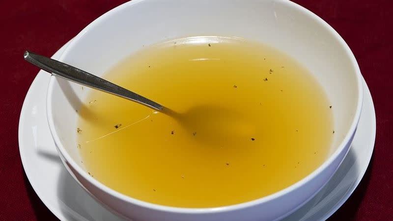 原PO指出，婆婆的那一大鍋湯不僅不冰，還一直複熱給她喝。（圖／翻攝自pixabay）