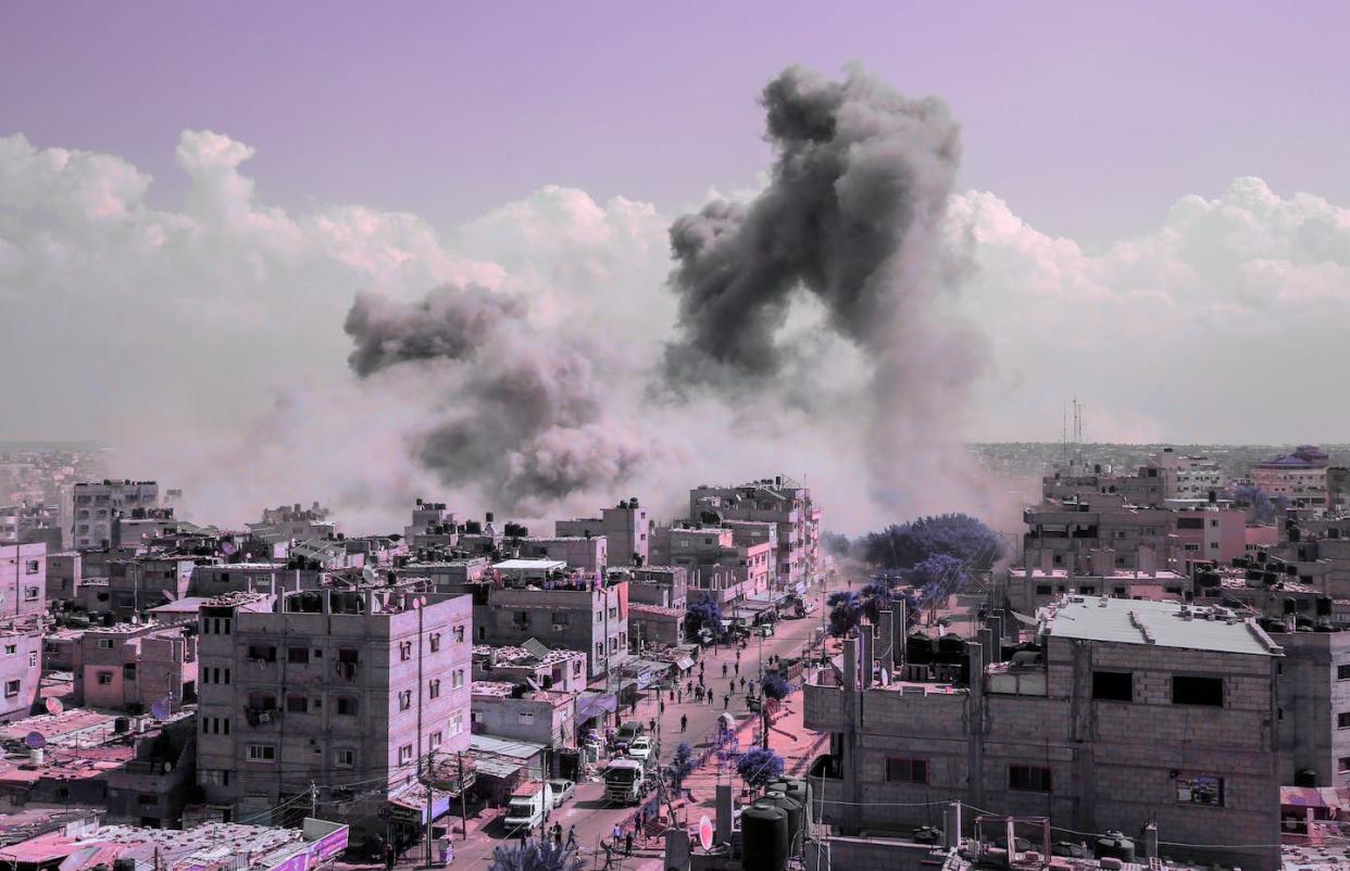<a href="https://www.shutterstock.com/es/image-photo/smoke-rises-after-israeli-air-strikes-2373748227" rel="nofollow noopener" target="_blank" data-ylk="slk:Anas-Mohammed / Shutterstock;elm:context_link;itc:0;sec:content-canvas" class="link ">Anas-Mohammed / Shutterstock</a>