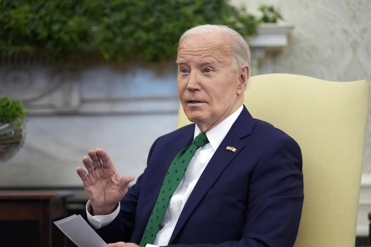 Biden sagt beim DC-Roast, dass einer von zwei Präsidentschaftskandidaten geistig nicht fit sei.  „Der andere bin ich“