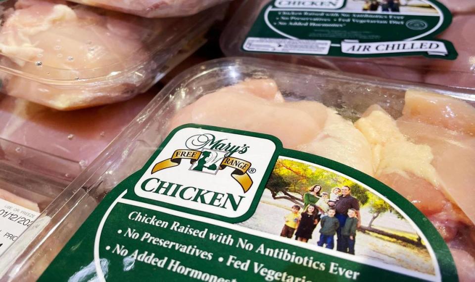 Producto Mary's Chicken, a la venta en un supermercado de Fresno, fotografiado el jueves 4 de enero de 2024. Pitman Family Farms, de Sanger, suministra los pollos que se venden bajo la marca Mary's Chicken.