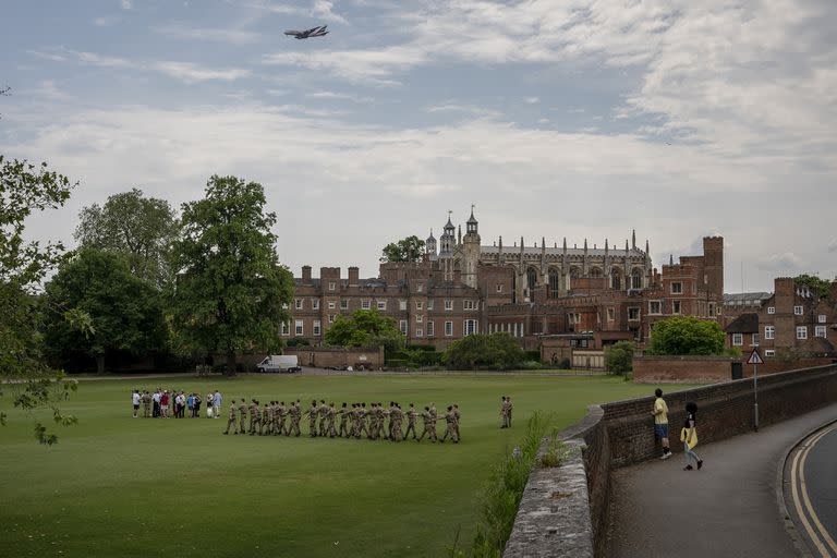 Cadetes marchando en los terrenos del Eton College en Eton, Inglaterra, el 12 de junio de 2023