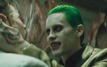 <p>Optisch auffällig war auch Jared Letos Darstellung des Jokers in "Suicide Squad" (2016). Allerdings grimassiert er nach Leibeskräften, sodass am Ende nur ein durchgeknallter Irrer herauskommt, ein Schatten der Darbietungen von Jack Nicholson und Heath Ledger. Leto wurde gar für den Negativpreis der "Goldenen Himbeere" nominiert. (Bild: 2016 Warner Bros. Entertainment Inc.)</p> 
